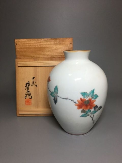 十二代 酒井田柿右衛門 錦 花瓶 買取参考価格 ｜骨董品買取 栄楽堂